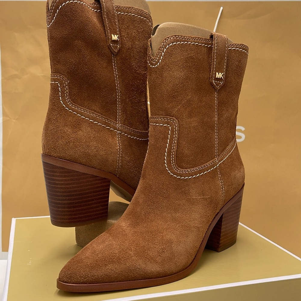 Michael Kors WAVERLY HEELED BOOTIE JUNGLE SUEDE
49F4WVME6S
LUGGAGE - Picture 8 of 16